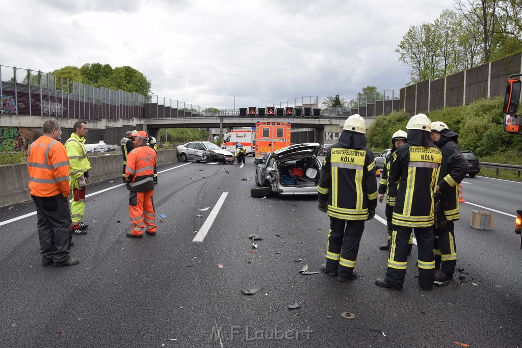 VU Auffahrunfall A 3 Rich Oberhausen kurz vor AS Koeln Dellbrueck P134.JPG - Miklos Laubert